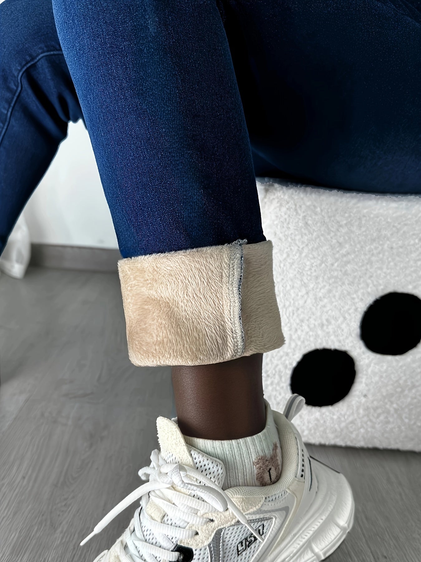 Pantalones ajustados de mezclilla azul para mujer con forro de felpa, diseño desgastado, corte ajustado, elásticos, cálidos e informales para el invierno