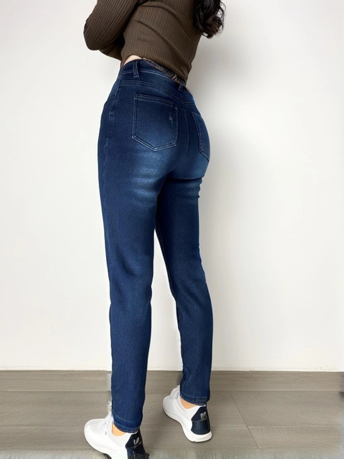 Pantalones ajustados de mezclilla azul para mujer con forro de felpa, diseño desgastado, corte ajustado, elásticos, cálidos e informales para el invierno